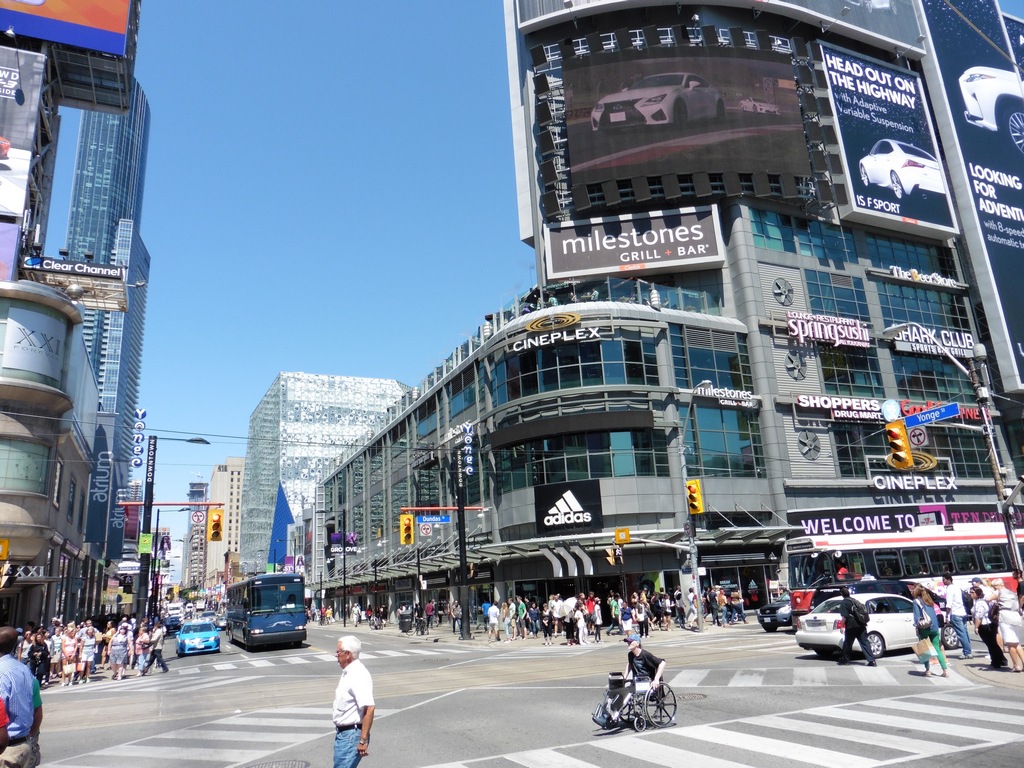 Toronto: Yonge-Dundas Square